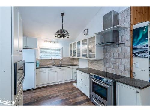 56 Meadows Avenue, Tay, ON - Indoor Photo Showing Kitchen With Upgraded Kitchen