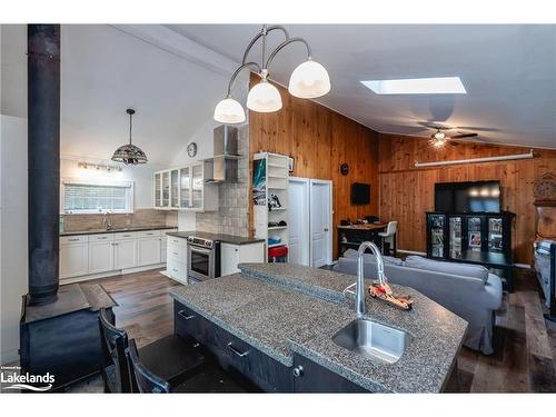 56 Meadows Avenue, Tay, ON - Indoor Photo Showing Kitchen With Upgraded Kitchen