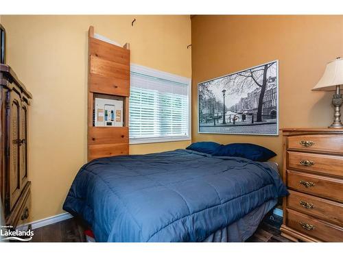 56 Meadows Avenue, Tay, ON - Indoor Photo Showing Bedroom