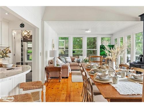 1516 Mortimer'S Point Road, Port Carling, ON - Indoor Photo Showing Living Room