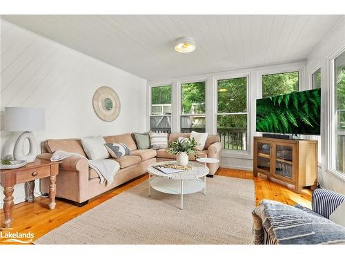 1516 Mortimer'S Point Road, Port Carling, ON - Indoor Photo Showing Living Room