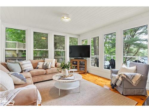 1516 Mortimer'S Point Road, Port Carling, ON - Indoor Photo Showing Living Room