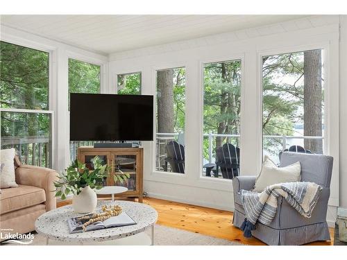 1516 Mortimer'S Point Road, Port Carling, ON - Indoor Photo Showing Living Room