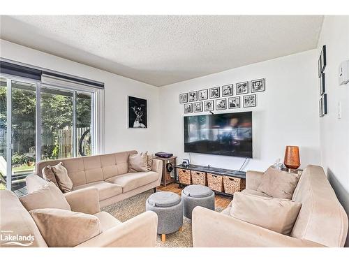 592 Tenth Street, Collingwood, ON - Indoor Photo Showing Living Room