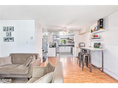 592 Tenth Street, Collingwood, ON - Indoor Photo Showing Living Room