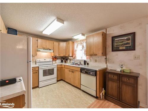 56 Tecumseth Pines Drive, New Tecumseth, ON - Indoor Photo Showing Kitchen