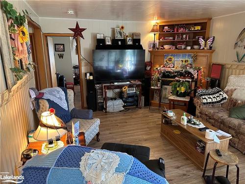 11643 522 Highway, Port Loring, ON - Indoor Photo Showing Living Room