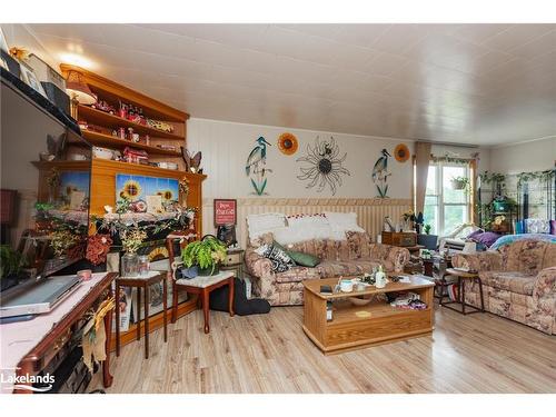 11643 522 Highway, Port Loring, ON - Indoor Photo Showing Living Room