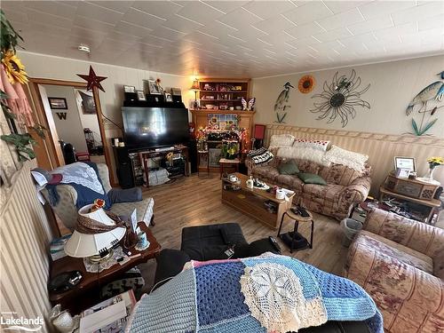 11643 522 Highway, Port Loring, ON - Indoor Photo Showing Living Room