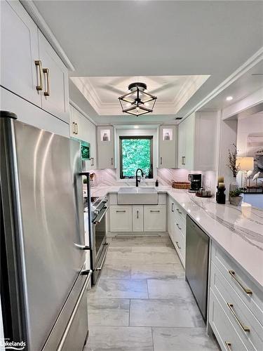 2621 Grandview Forest Glen Drive, Huntsville, ON - Indoor Photo Showing Kitchen With Upgraded Kitchen