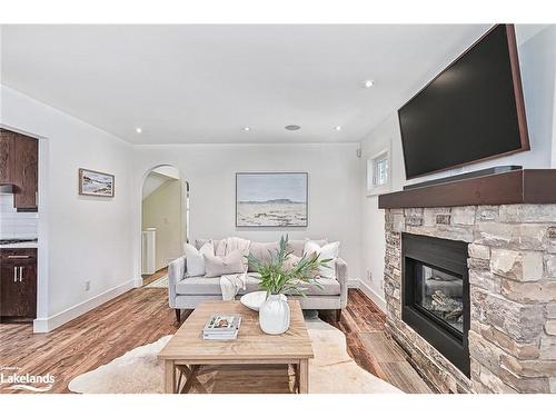 318 Maple Street, Collingwood, ON - Indoor Photo Showing Living Room With Fireplace