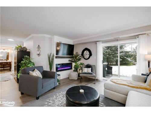 103-24 Dairy Lane, Huntsville, ON - Indoor Photo Showing Living Room