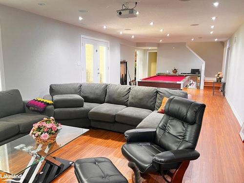 48 Idlewood Drive, Wasaga Beach, ON - Indoor Photo Showing Living Room