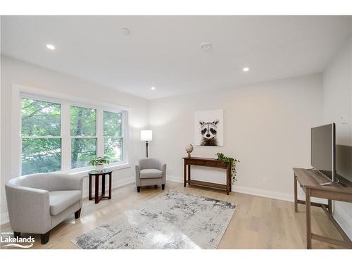 304-200 Anglo Street, Bracebridge, ON - Indoor Photo Showing Living Room