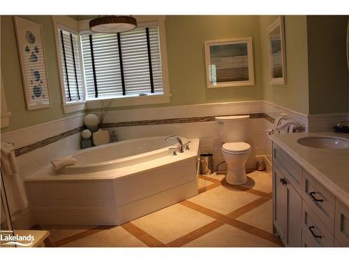 Elm  Wk 2-1020 Birchglen Road, Baysville, ON - Indoor Photo Showing Bathroom