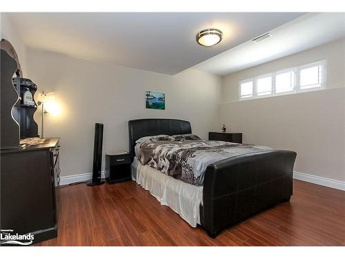 16 Wasaga Sands Drive, Wasaga Beach, ON - Indoor Photo Showing Bedroom