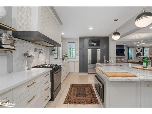 39 Deerfoot Trail, Huntsville, ON - Indoor Photo Showing Kitchen With Upgraded Kitchen