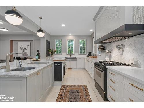 39 Deerfoot Trail, Huntsville, ON - Indoor Photo Showing Kitchen With Upgraded Kitchen