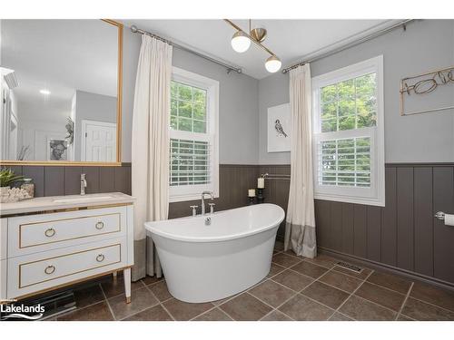 39 Deerfoot Trail, Huntsville, ON - Indoor Photo Showing Bathroom