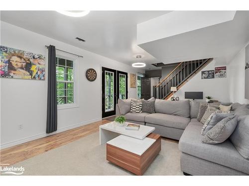 39 Deerfoot Trail, Huntsville, ON - Indoor Photo Showing Living Room