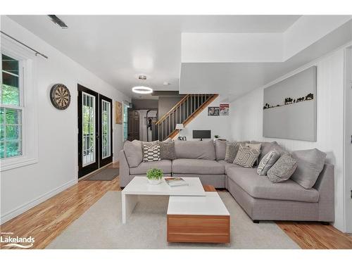 39 Deerfoot Trail, Huntsville, ON - Indoor Photo Showing Living Room