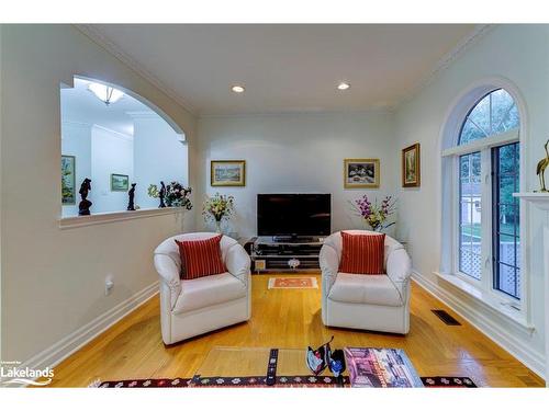 28 Bridlewood Crescent, Wasaga Beach, ON - Indoor Photo Showing Living Room