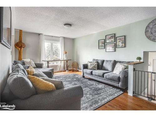 20 Bridle Road, Penetanguishene, ON - Indoor Photo Showing Living Room