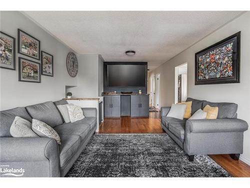 20 Bridle Road, Penetanguishene, ON - Indoor Photo Showing Living Room