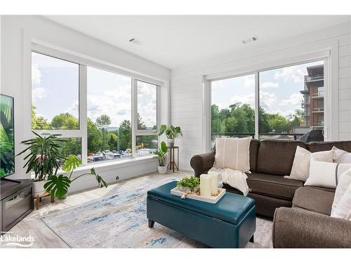 109-18 Campus Trail, Huntsville, ON - Indoor Photo Showing Living Room