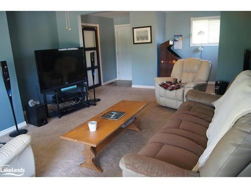 27 John Street, Burk'S Falls, ON - Indoor Photo Showing Living Room