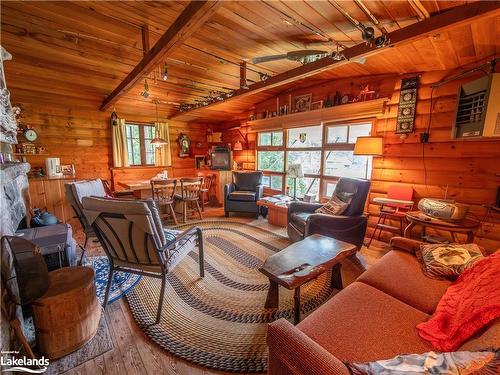 15548 Georgian Bay Shore, Georgian Bay, ON - Indoor Photo Showing Living Room