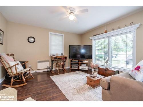 19 Fox Street, Penetanguishene, ON - Indoor Photo Showing Living Room