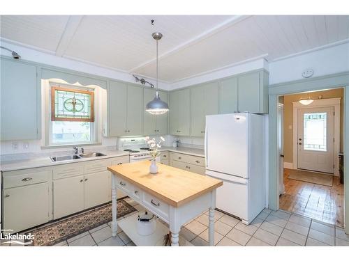 19 Fox Street, Penetanguishene, ON - Indoor Photo Showing Kitchen With Double Sink