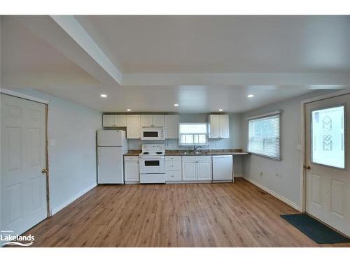 15 Northgate Road, Wasaga Beach, ON - Indoor Photo Showing Kitchen With Double Sink