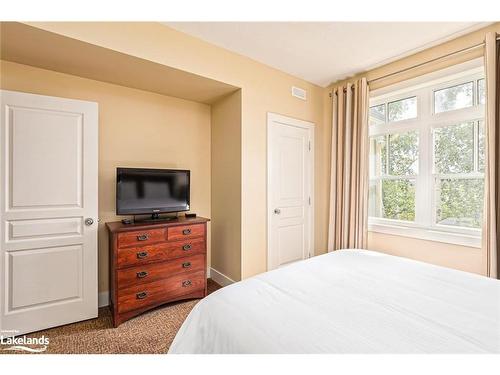 206-115 Fairway Court, The Blue Mountains, ON - Indoor Photo Showing Bedroom