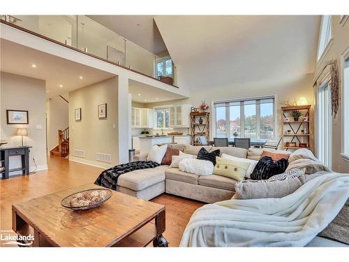 22 10Th Street S Street, Wasaga Beach, ON - Indoor Photo Showing Living Room