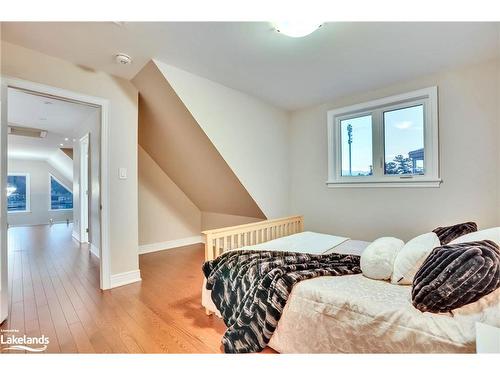 22 10Th Street S Street, Wasaga Beach, ON - Indoor Photo Showing Bedroom