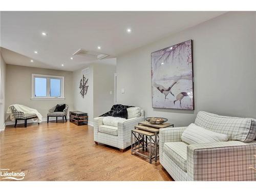 22 10Th Street S Street, Wasaga Beach, ON - Indoor Photo Showing Living Room