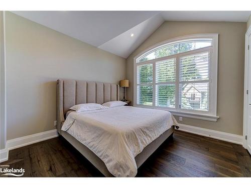 833 Eastdale Drive, Wasaga Beach, ON - Indoor Photo Showing Bedroom