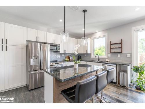 15 Cairns Crescent, Huntsville, ON - Indoor Photo Showing Kitchen With Upgraded Kitchen