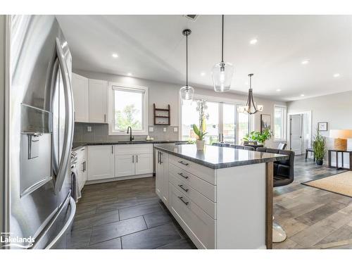 15 Cairns Crescent, Huntsville, ON - Indoor Photo Showing Kitchen With Double Sink With Upgraded Kitchen