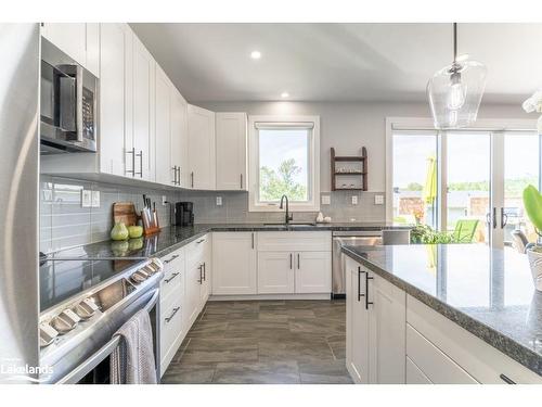 15 Cairns Crescent, Huntsville, ON - Indoor Photo Showing Kitchen With Upgraded Kitchen