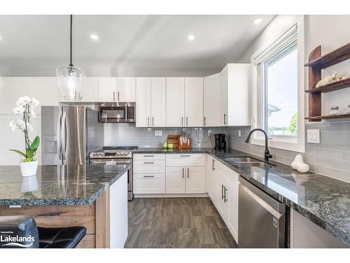 15 Cairns Crescent, Huntsville, ON - Indoor Photo Showing Kitchen With Double Sink With Upgraded Kitchen