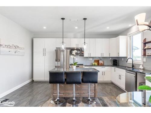 15 Cairns Crescent, Huntsville, ON - Indoor Photo Showing Kitchen With Upgraded Kitchen