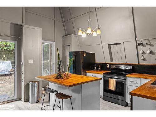 32 Pine Ridge Trail, Oro-Medonte, ON - Indoor Photo Showing Kitchen