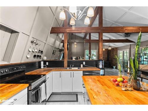 32 Pine Ridge Trail, Oro-Medonte, ON - Indoor Photo Showing Kitchen With Double Sink