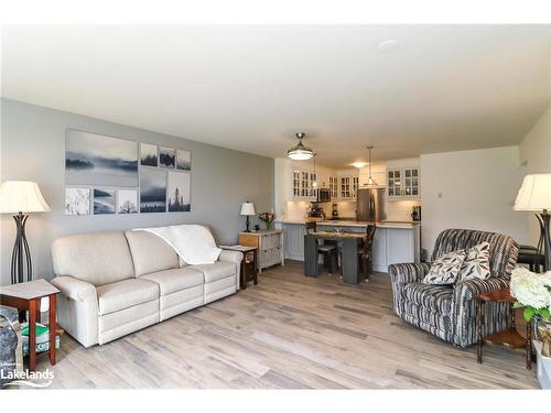 18-44 Trott Boulevard, Collingwood, ON - Indoor Photo Showing Living Room