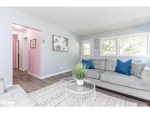 229 Bruce Road 23, Kincardine, ON - Indoor Photo Showing Living Room