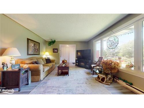 3 Oak Street, Bancroft, ON - Indoor Photo Showing Living Room