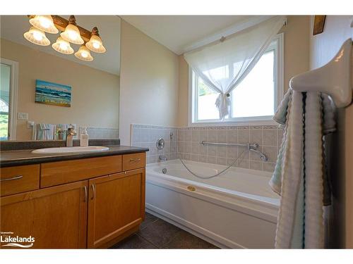 1 Kirbys Way, Huntsville, ON - Indoor Photo Showing Bathroom